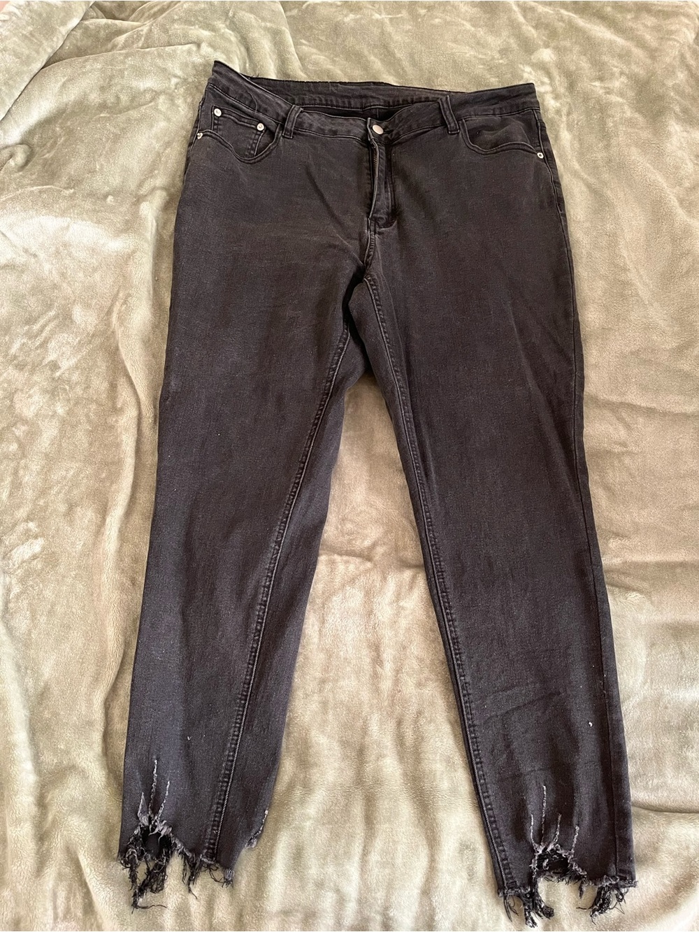 SHEIN Black Cropped Distressed Ankle Jeans